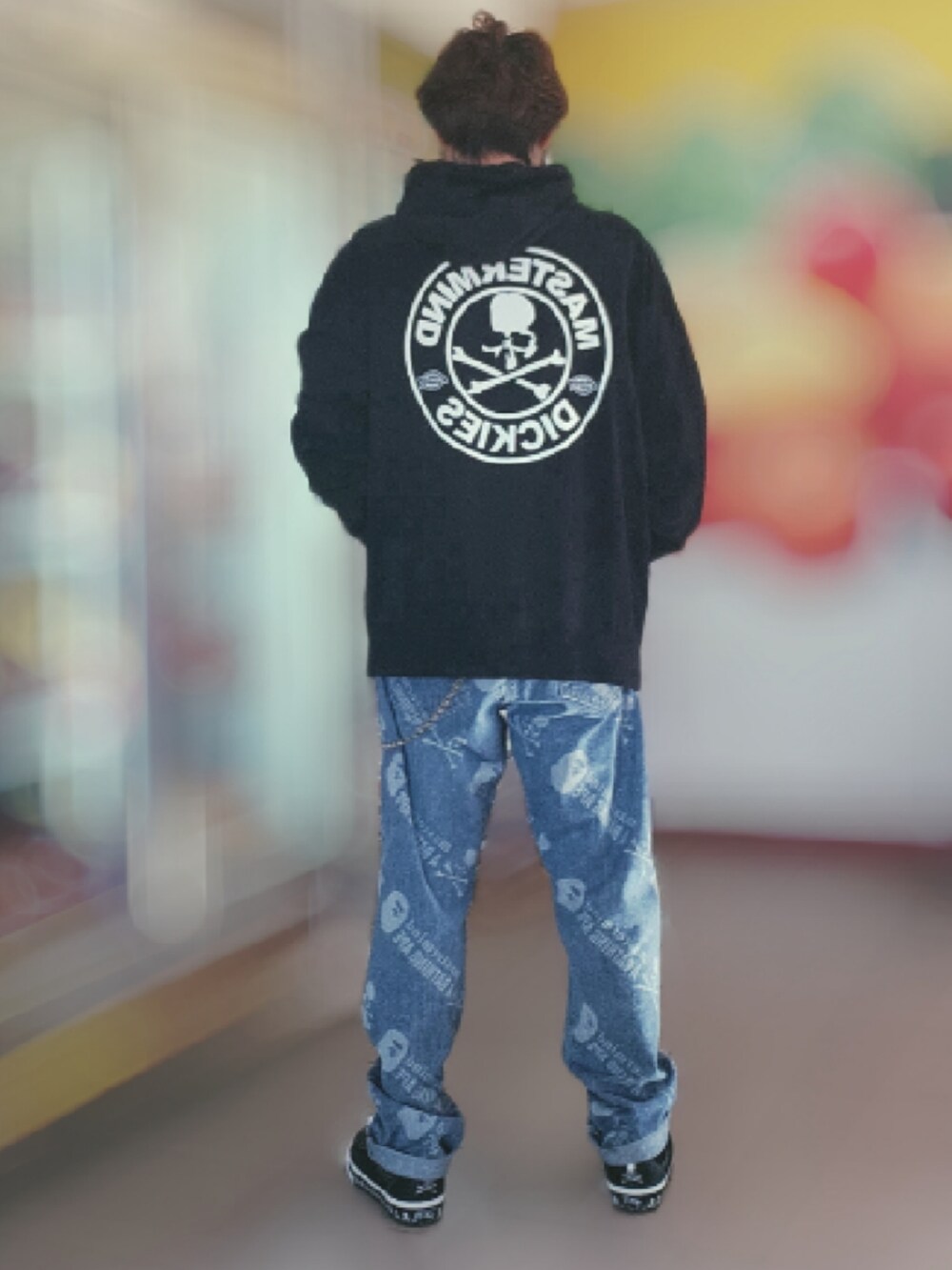 ブラック系のパーカー、ブルー系のデニムパンツ、ブラック系のスニーカーを着用したメンズの冬コーディネートの3枚目の写真