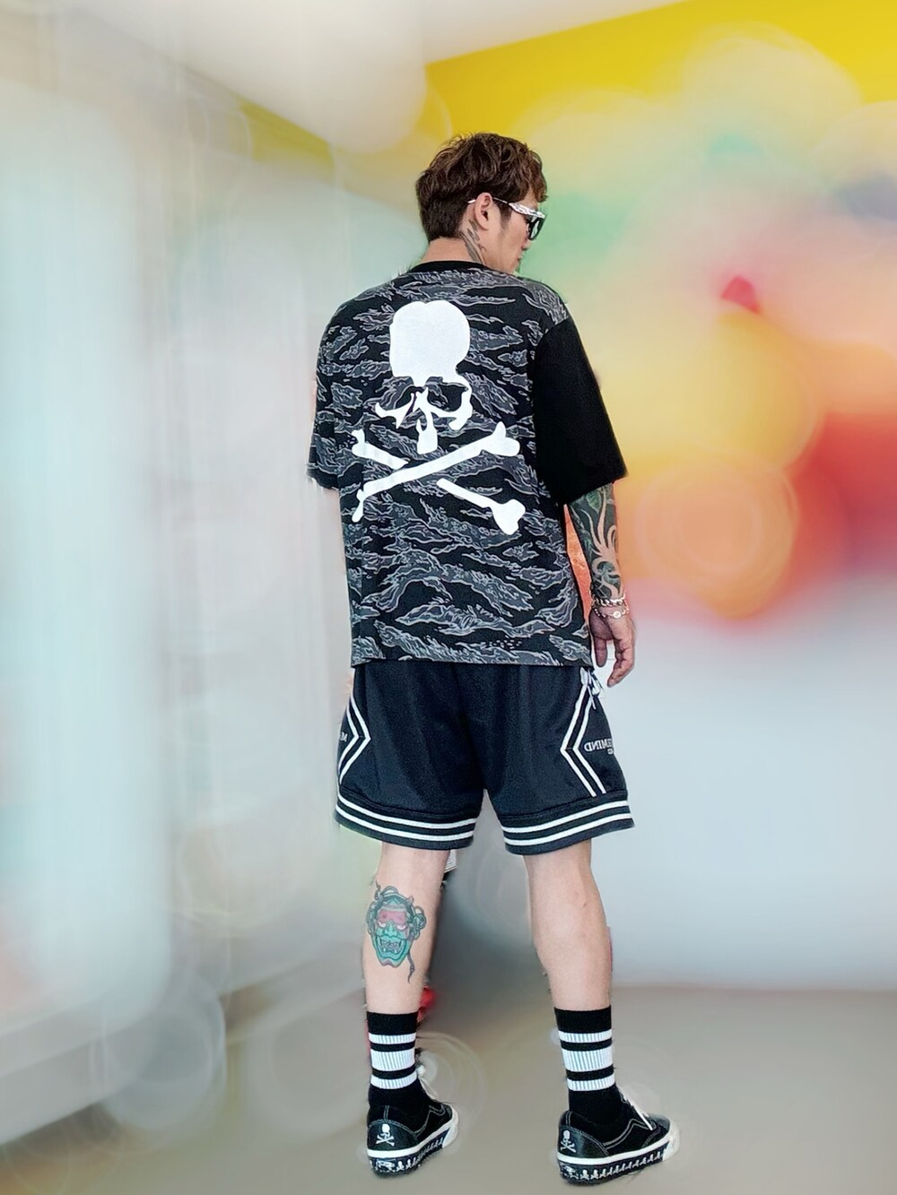 ブラック系のスニーカー、ブラック系のカーゴパンツ、その他のTシャツ/カットソーを着用したメンズの春コーディネートの4枚目の写真