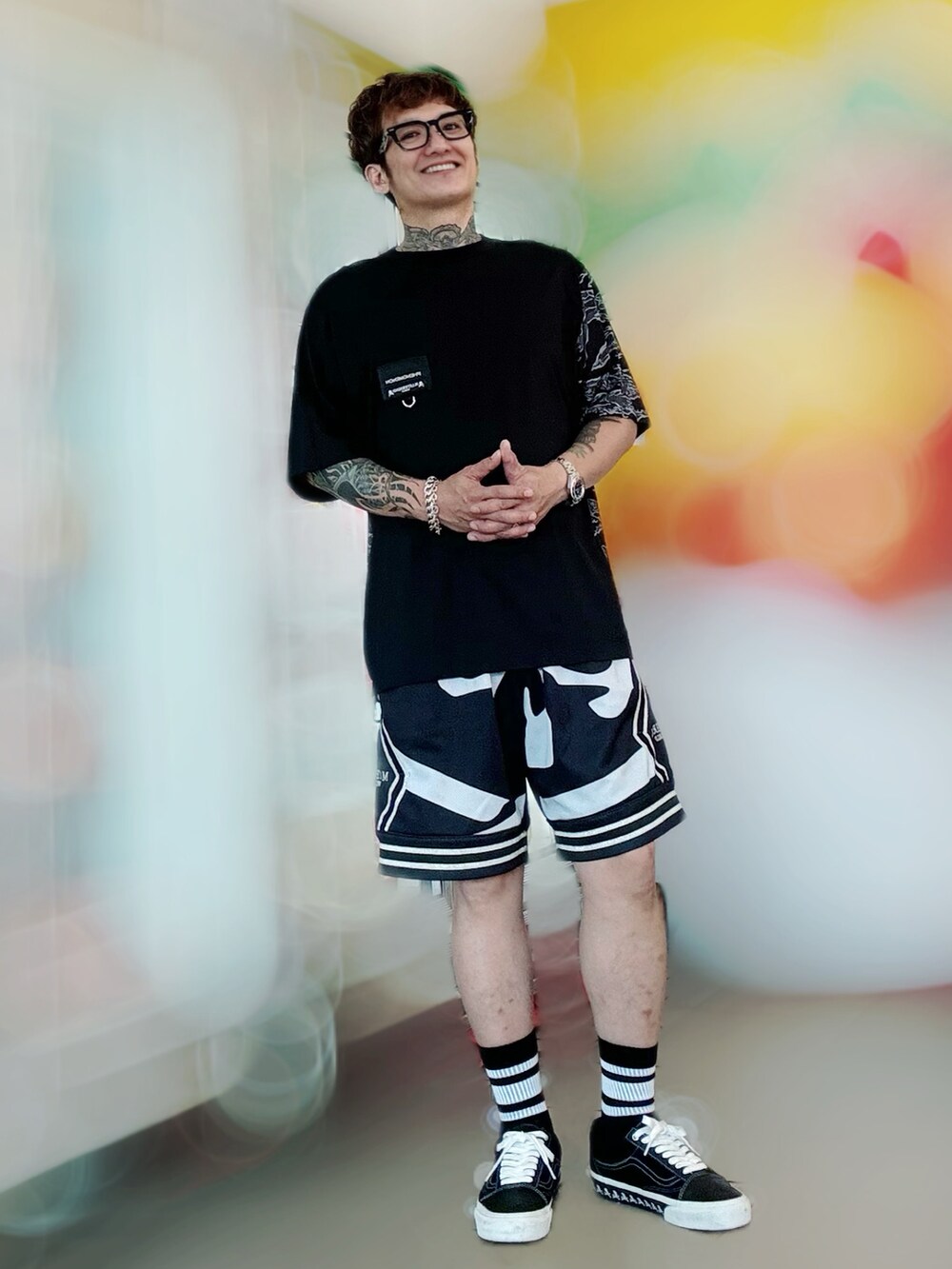 ブラック系のスニーカー、ブラック系のカーゴパンツ、その他のTシャツ/カットソーを着用したメンズの春コーディネートの3枚目の写真