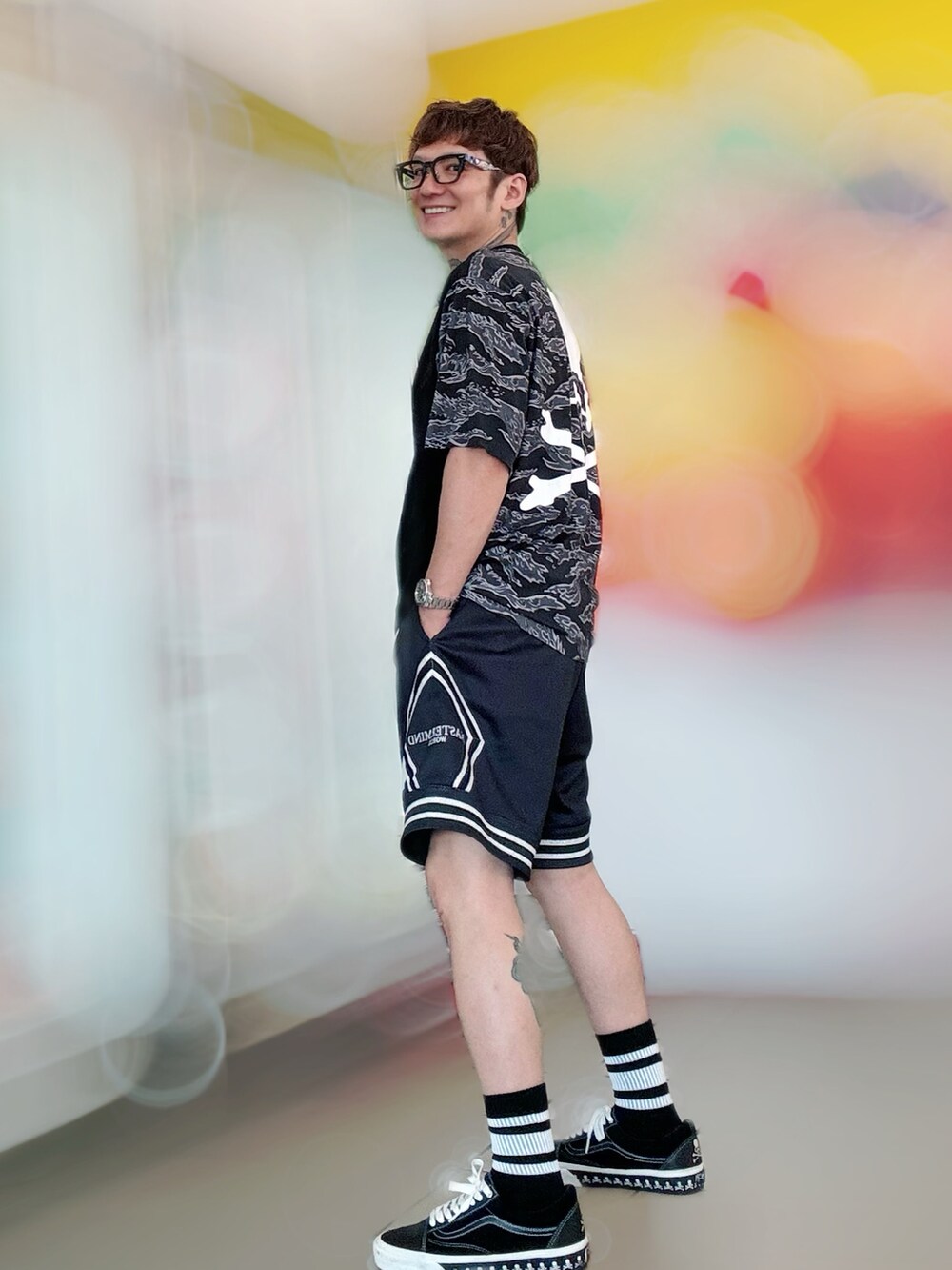 ブラック系のスニーカー、ブラック系のカーゴパンツ、その他のTシャツ/カットソーを着用したメンズの春コーディネートの2枚目の写真