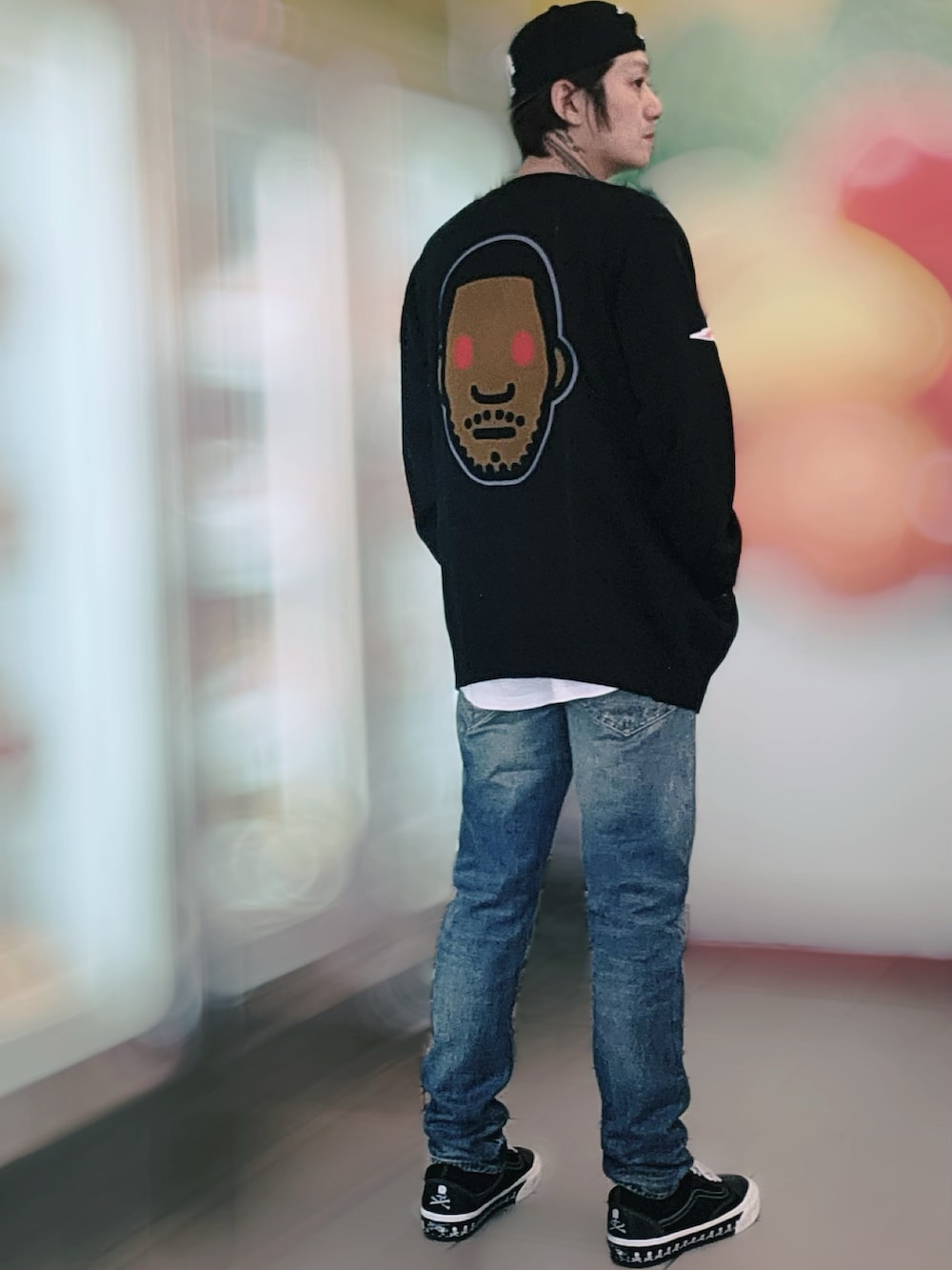 ブラック系のTシャツ/カットソー、ブラック系のアンサンブル、ブラック系のスニーカーを着用したメンズの冬コーディネートの2枚目の写真