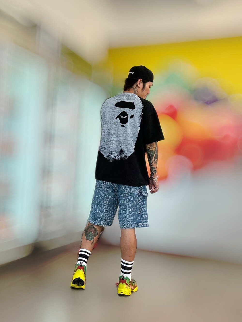 ブラック系のTシャツ/カットソー、ブラック系のTシャツ/カットソー、ブルー系のデニムパンツを着用したメンズの秋コーディネートの2枚目の写真