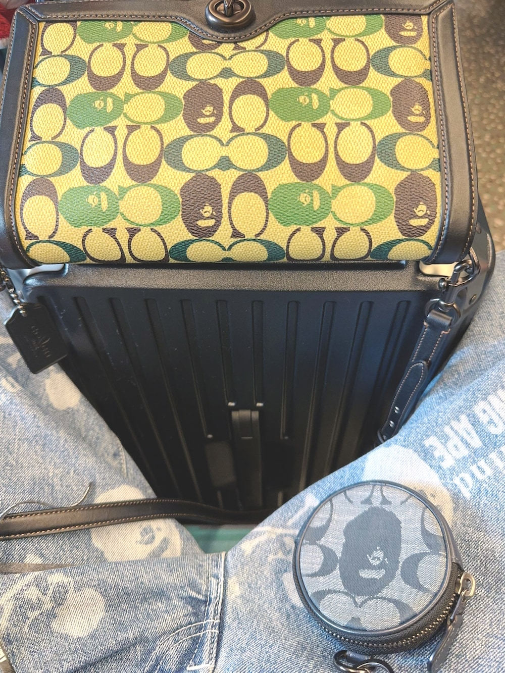 ブラック系のその他トップス、その他のバッグ、ブルー系のデニムパンツを着用したメンズの冬コーディネートの2枚目の写真