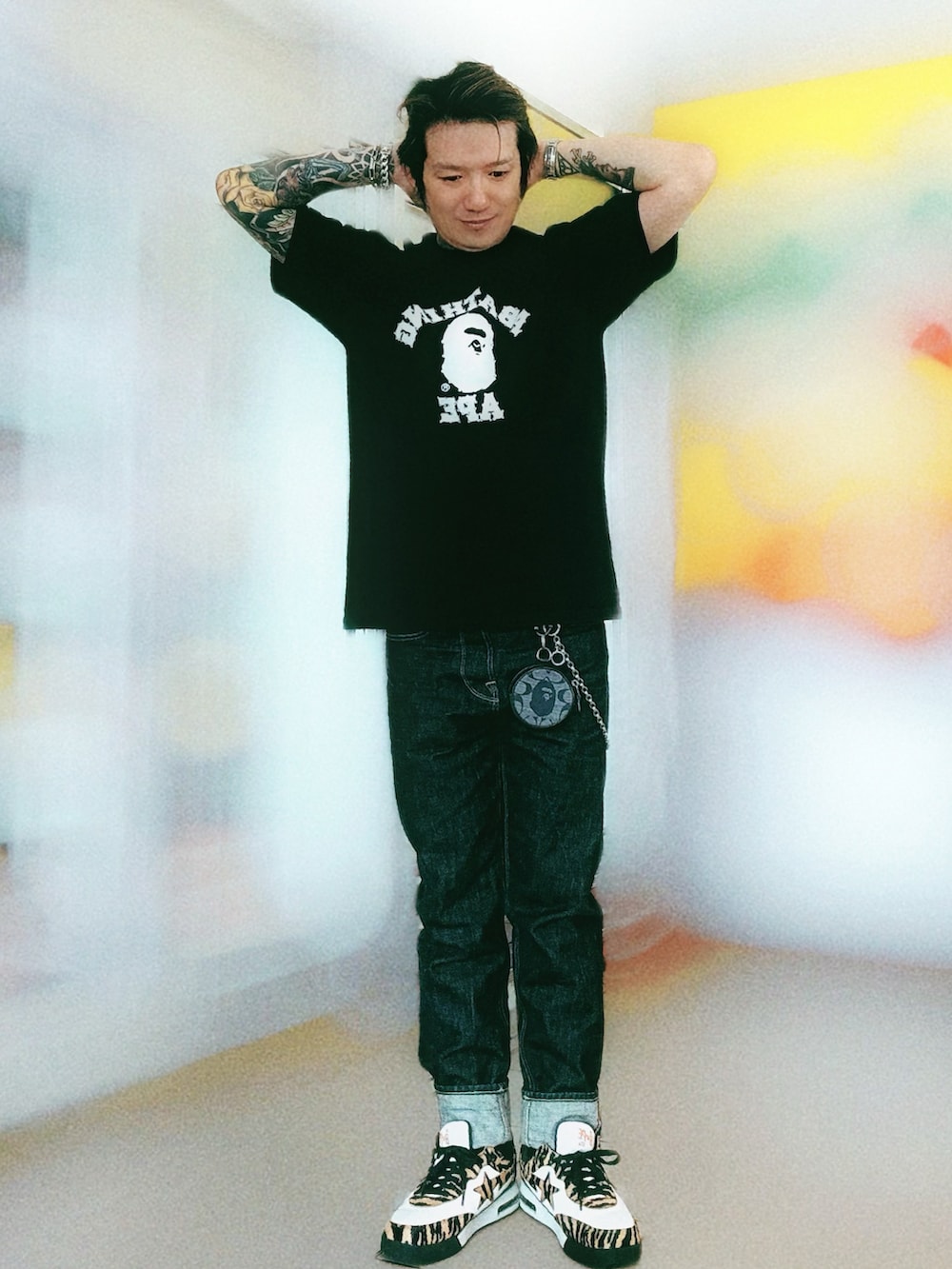 その他のデニムパンツ、その他のスニーカー、ブラック系のTシャツ/カットソーを着用したメンズの春コーディネートの4枚目の写真