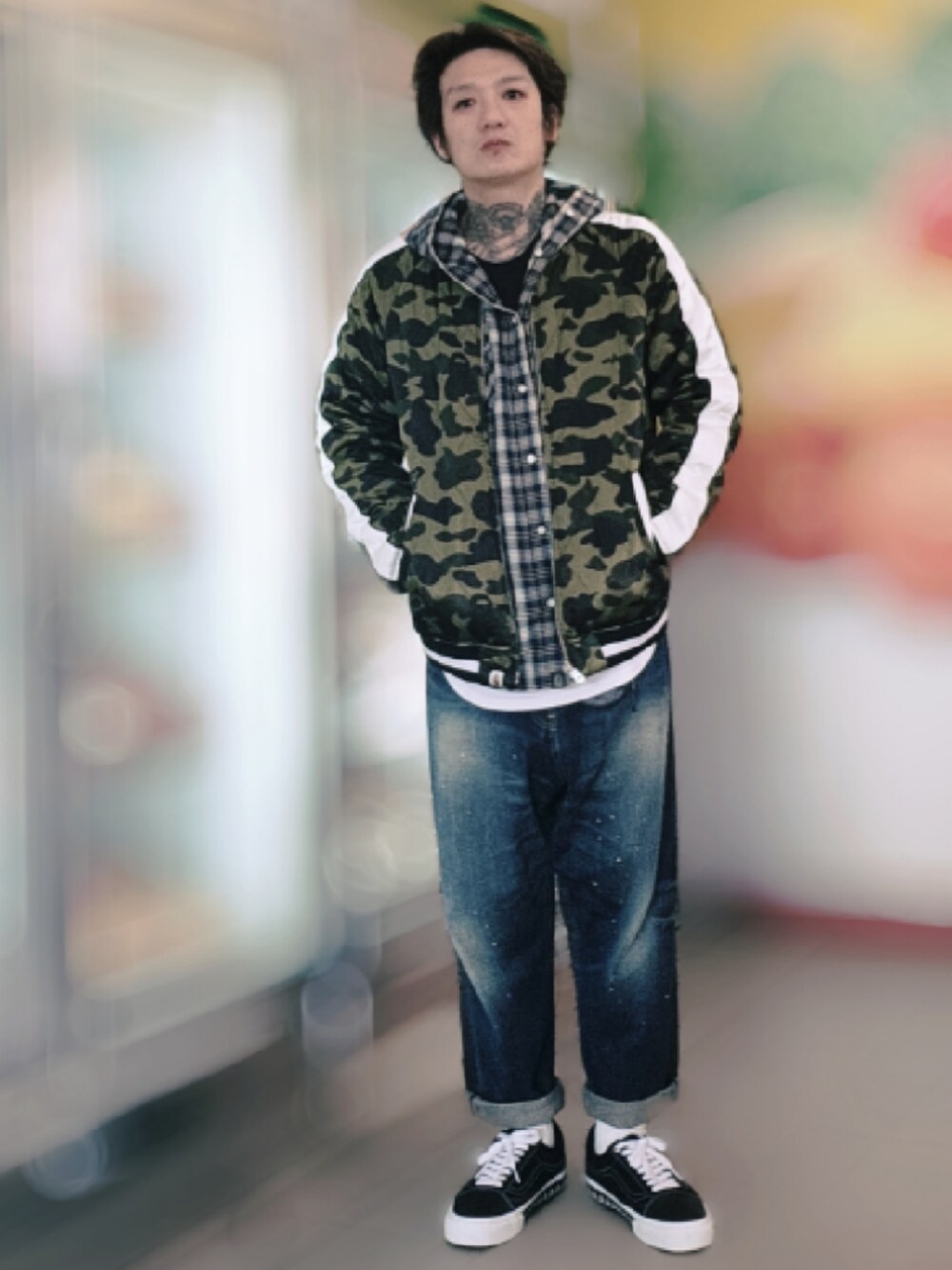 その他のスカジャン、その他のシャツ/ブラウス、ホワイト系のTシャツ/カットソーを着用したメンズの冬コーディネートの2枚目の写真