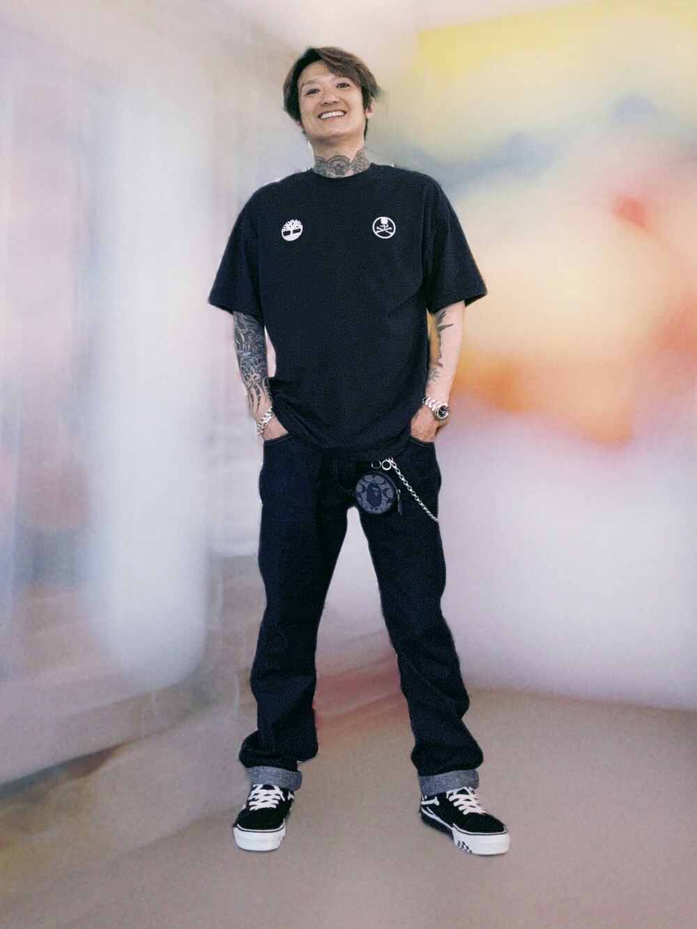 その他のデニムパンツ、ブラック系のスニーカー、ブラック系のTシャツ/カットソーを着用したメンズの春コーディネートの2枚目の写真