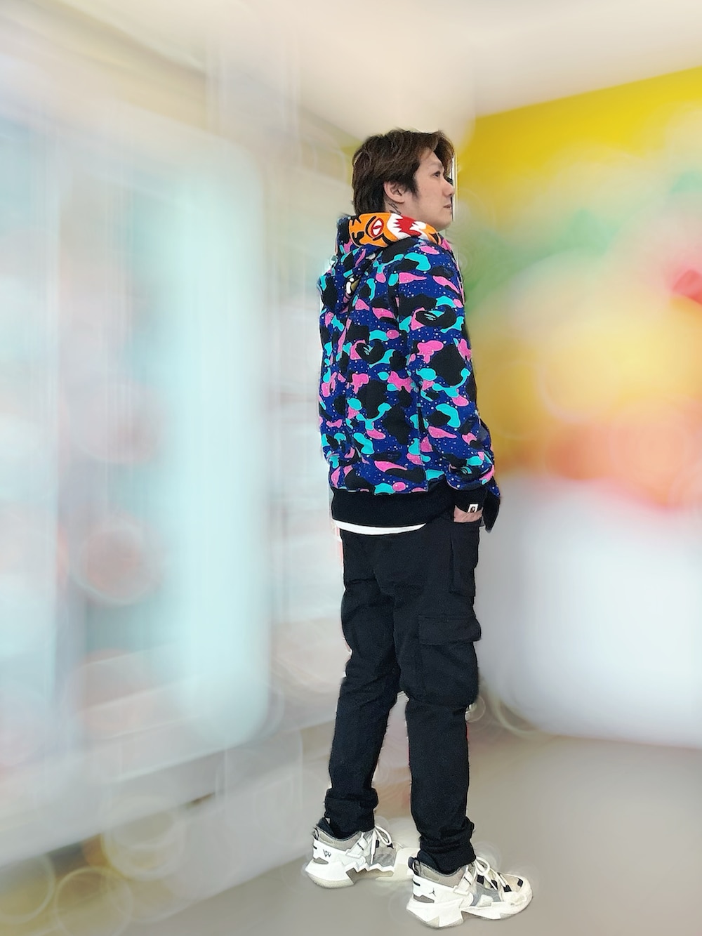 その他のノーカラージャケット、ベージュ系のスニーカーを着用したメンズの春コーディネートの2枚目の写真