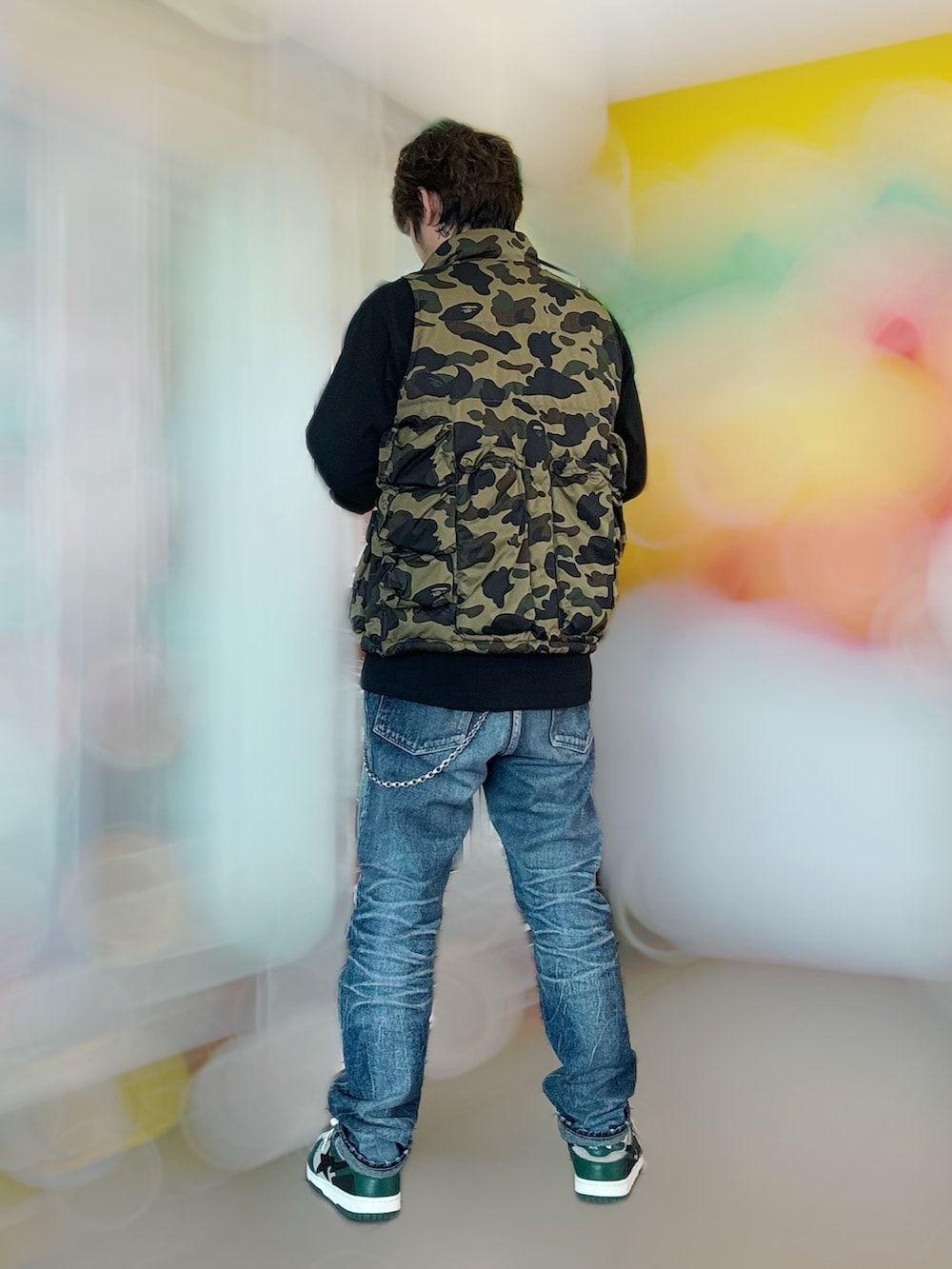 その他のダウンベスト、ブラック系のTシャツ/カットソー、その他のデニムパンツを着用したメンズの春コーディネートの2枚目の写真