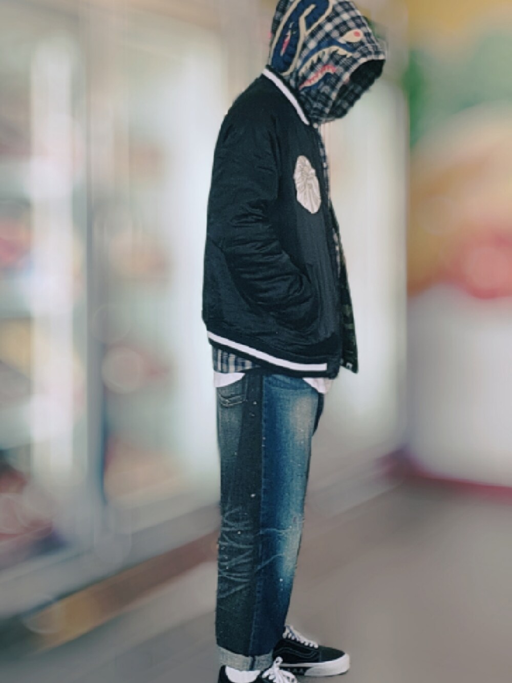 その他のスカジャン、その他のシャツ/ブラウス、ホワイト系のTシャツ/カットソーを着用したメンズの冬コーディネートの3枚目の写真