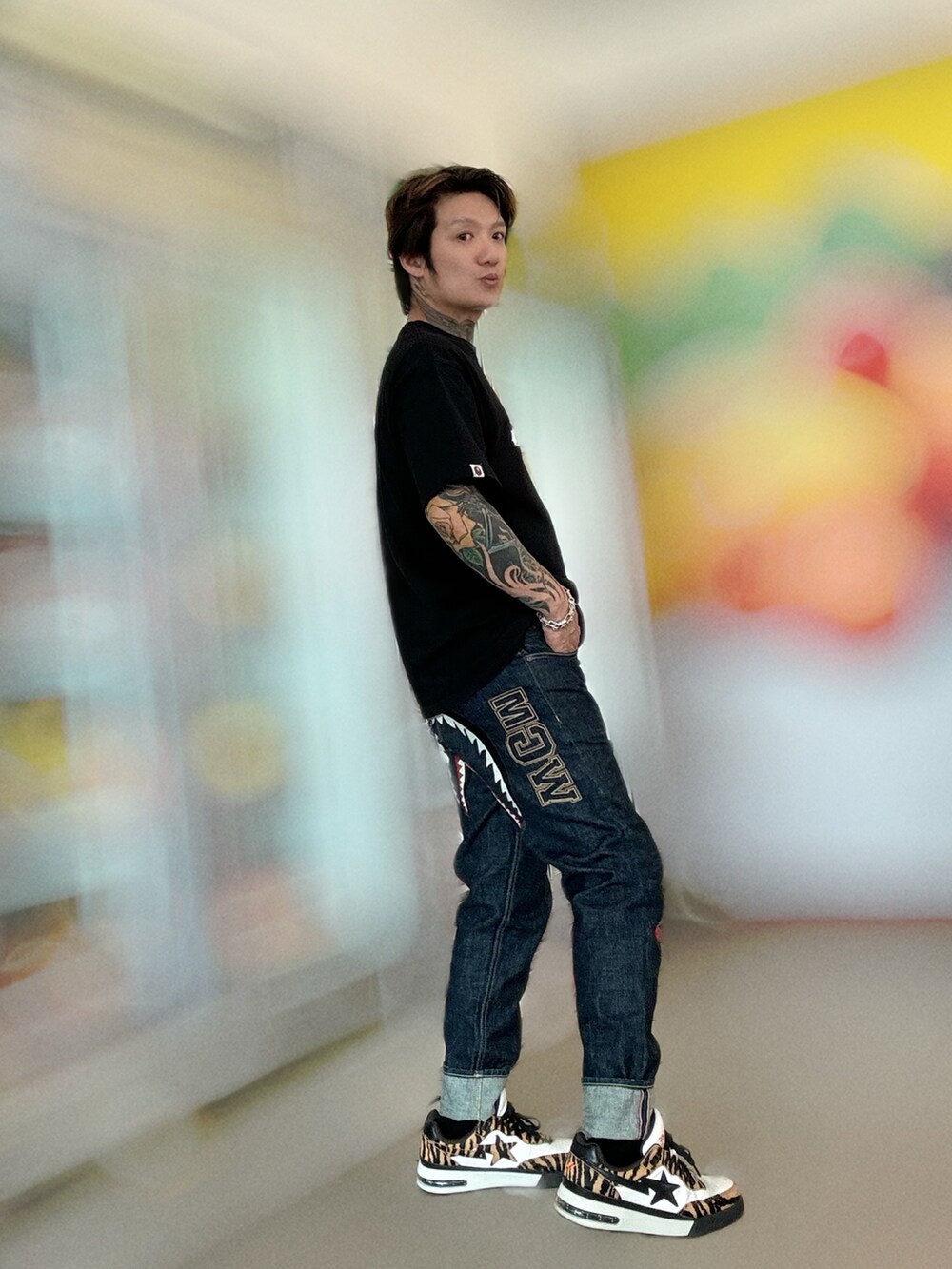 その他のデニムパンツ、その他のスニーカー、ブラック系のTシャツ/カットソーを着用したメンズの春コーディネートの2枚目の写真