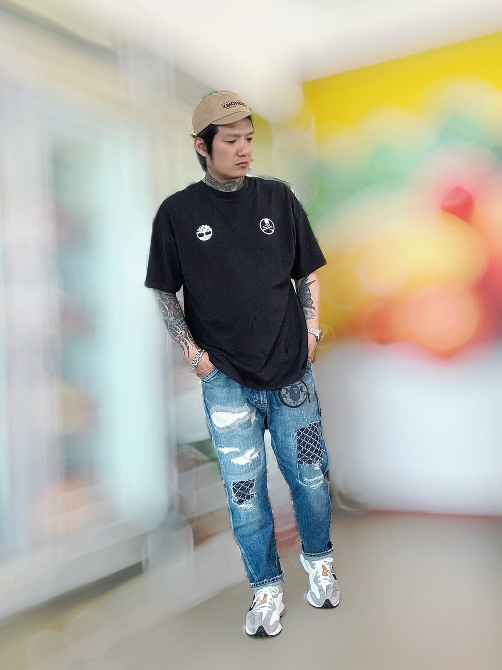 ブラック系のTシャツ/カットソー、その他のデニムパンツ、その他のスニーカーを着用したメンズの春コーディネートの2枚目の写真