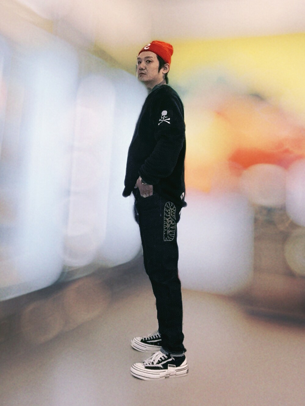 ブラック系のモッズコート、ブラック系のTシャツ/カットソー、その他のデニムパンツを着用したメンズの春コーディネートの2枚目の写真