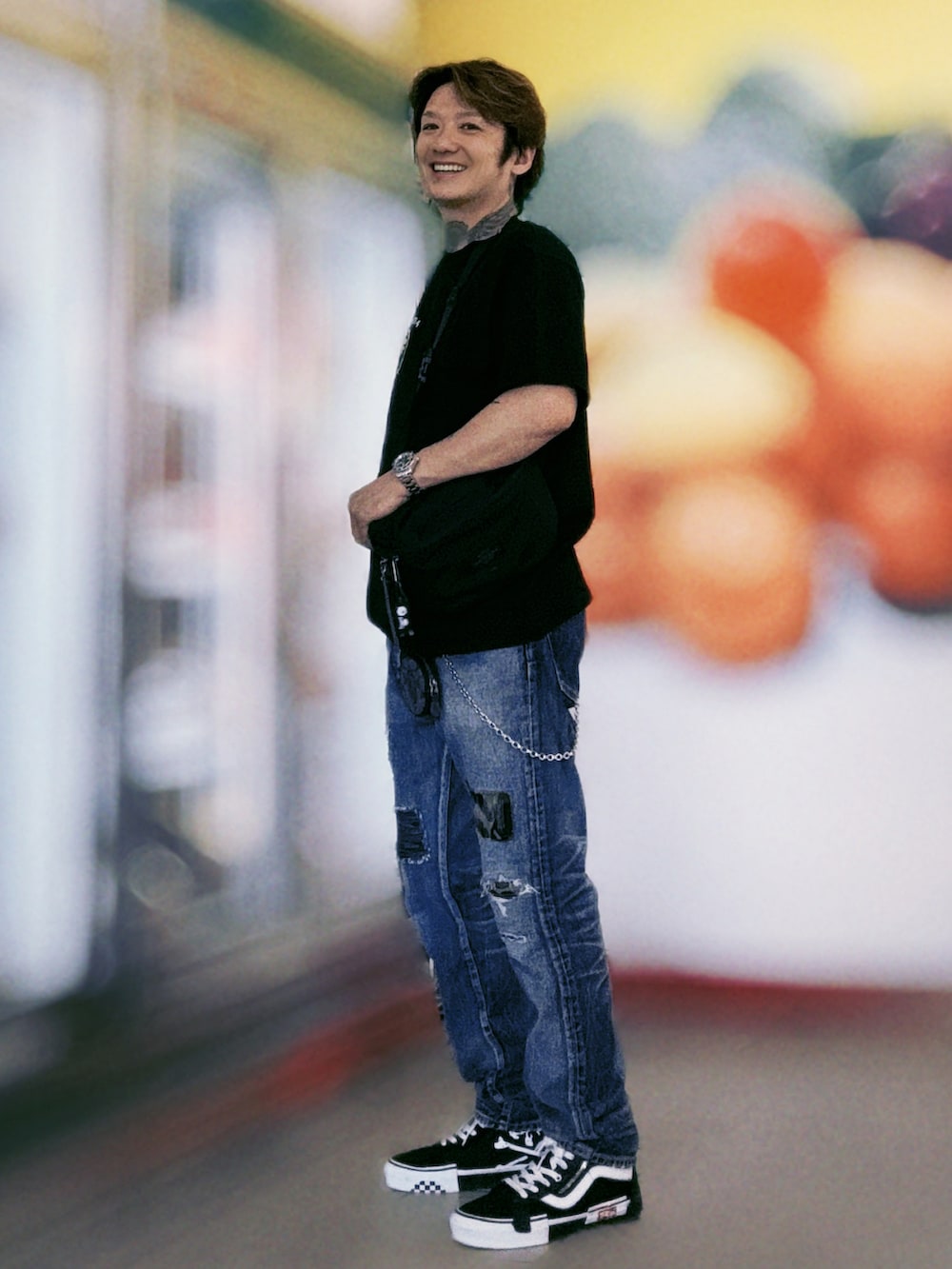 ブラック系のTシャツ/カットソー、ブラック系のボディバッグ/ウエストポーチ、その他のデニムパンツを着用したメンズの春コーディネートの2枚目の写真