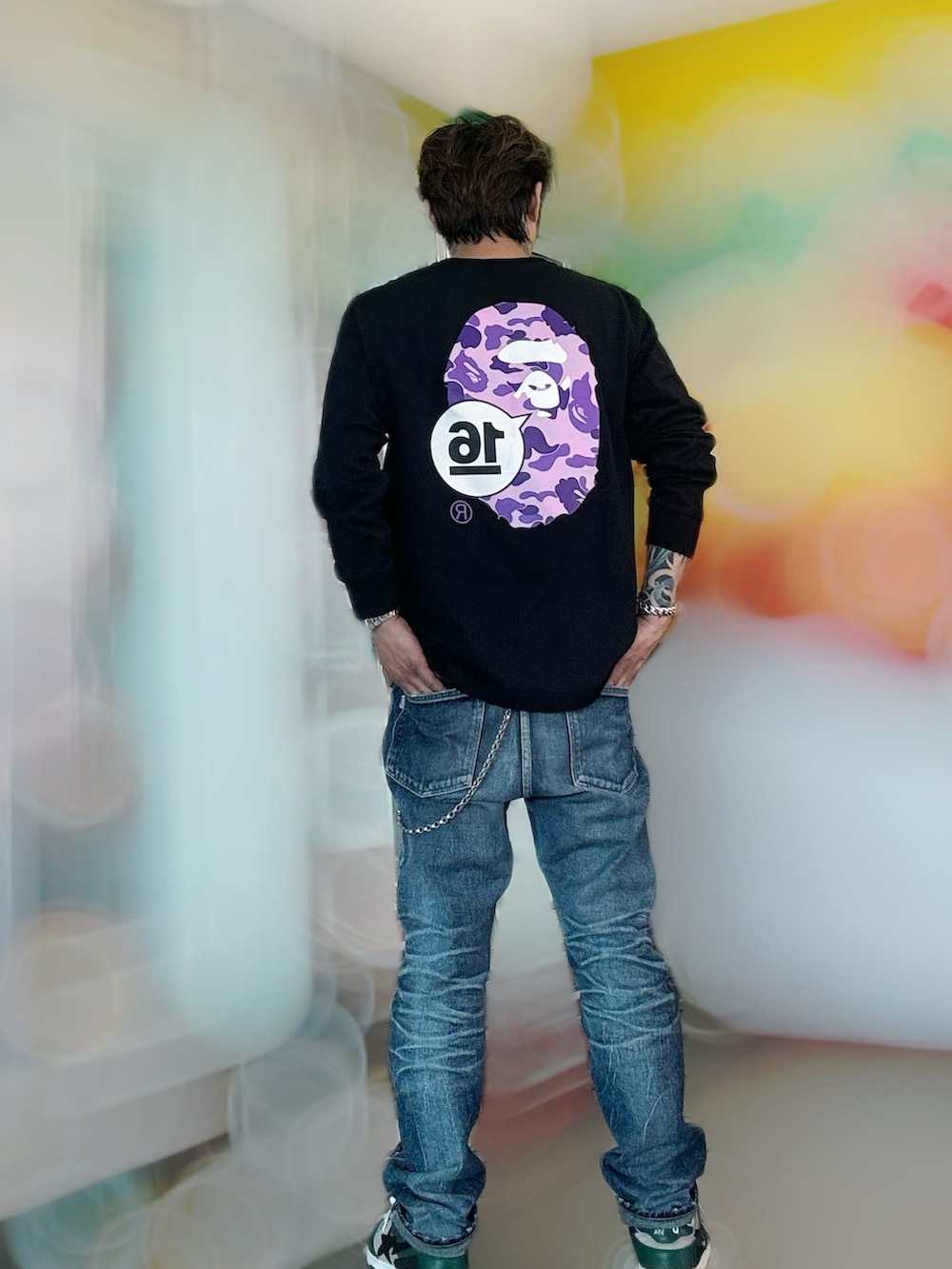 その他のダウンベスト、ブラック系のTシャツ/カットソー、その他のデニムパンツを着用したメンズの春コーディネートの3枚目の写真