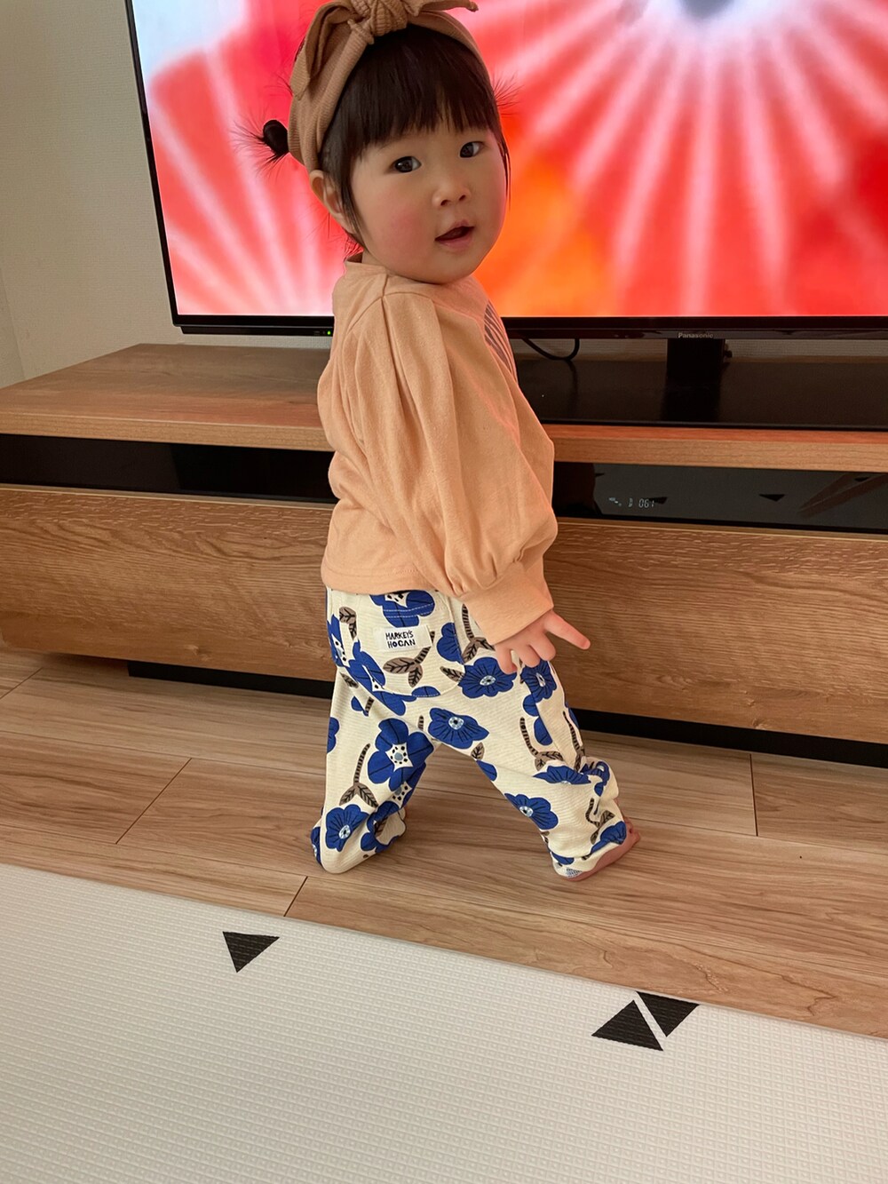「スウェット、ロゴスウェット、柄パンツ、ヘアバンド、ヘアバンド×おだんご、女の子、おんなのこコーデ」｜「MARKEY'Sのアイテム（パンツ、その他）」を使った、hoさん（キッズ・138cm）の冬コーディネートの2枚目の写真