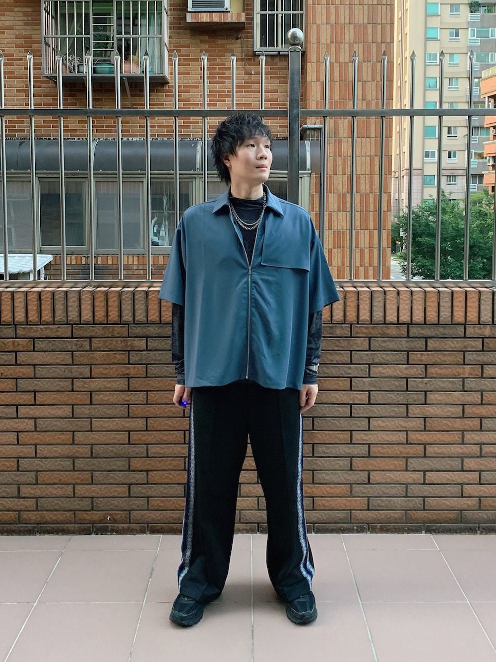 「春夏コーデ、夏コーデ、レイヤードスタイル、シャツスタイル、オトナカジュアル、黒Tシャツ」｜「SBGのSBG コンビネーションマンテルネックレス（ネックレス、シルバー系）」を使った、idaさん（メンズ・177cm）の夏コーディネートの2枚目の写真