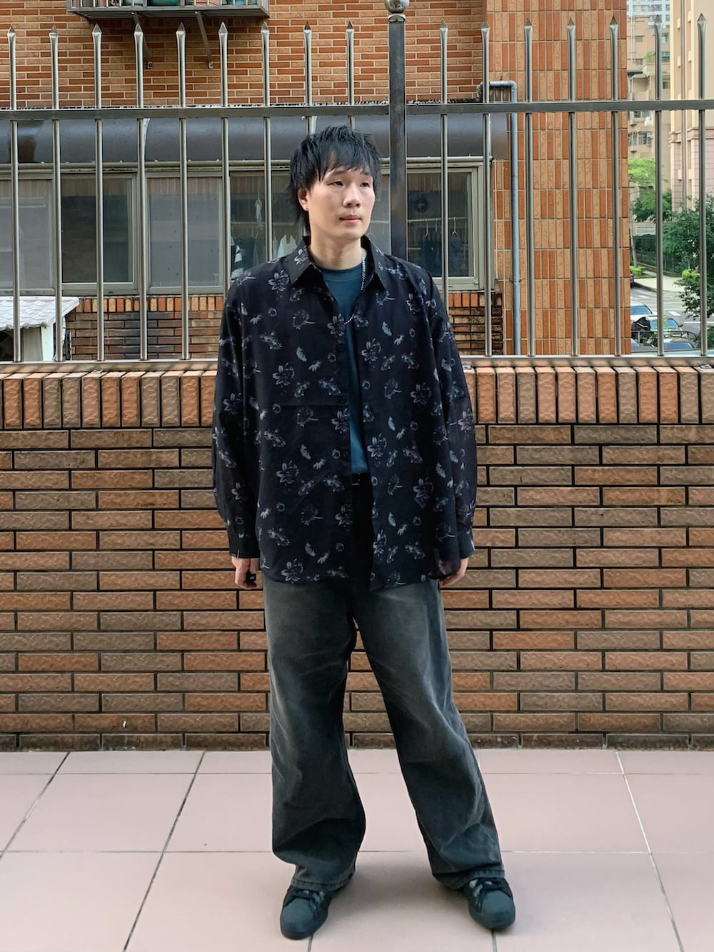 その他のシャツ/ブラウス、ブルー系のTシャツ/カットソー、ブラック系のデニムパンツを着用したメンズの夏コーディネートの2枚目の写真