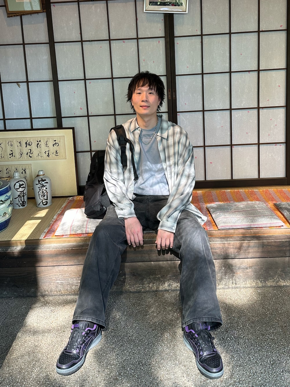 ブラック系のデニムパンツ、グレー系のシャツ/ブラウス、グレー系のTシャツ/カットソーを着用したメンズの夏コーディネートの2枚目の写真