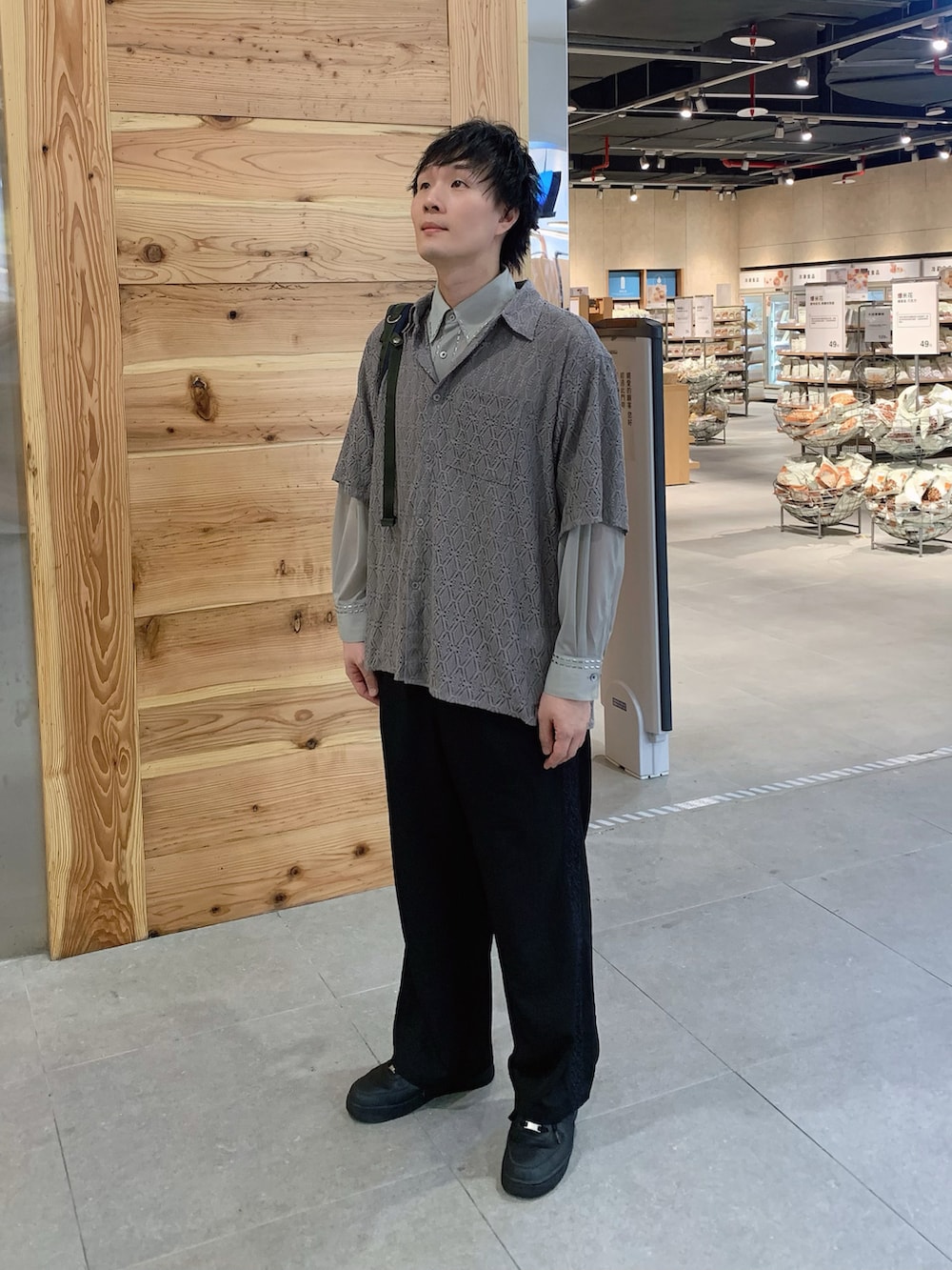 グレー系のシャツ/ブラウス、ブラック系のスニーカー、グレー系のシャツ/ブラウスを着用したメンズの夏コーディネートの2枚目の写真