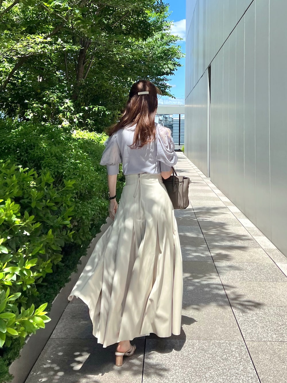 「オトナ女子、サンダルコーデ、春コーデ、きれいめコーディネート、シアー、ブルーコーデ、デートコーデ、パフスリーブ」｜「FRAY I.Dのフェイクレザータックフレアスカート（スカート、ホワイト系）」を使った、har ( ハル )さん（レディース・153cm）の春コーディネートの3枚目の写真