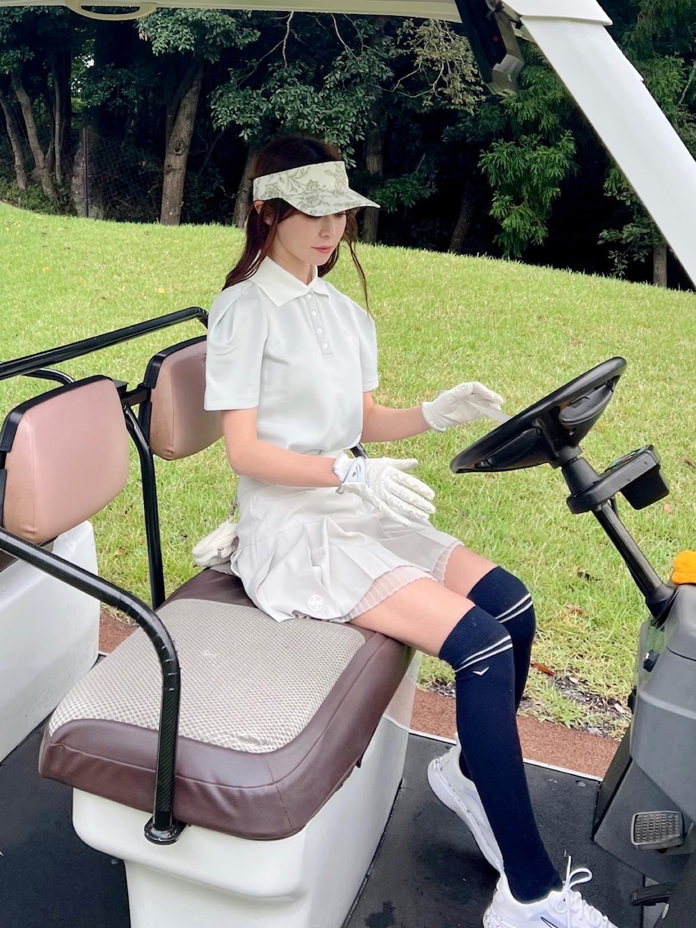 「ゴルフ、ゴルフウェア、ゴルフコーデ、ゴルフ女子」｜「NIKEのナイキ エース サマーライト ウィメンズ ゴルフシューズ (ワイド) / Nike Ace Summerlite Women's Golf Shoes (Wide)（スニーカー、ホワイト系）」を使った、har ( ハル )さん（レディース・153cm）の秋コーディネートの2枚目の写真