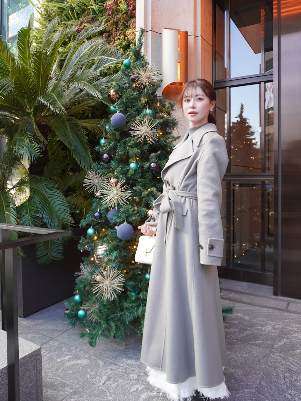 グリーン系のジャケット/アウター、ブラウン系のパンプスを着用したレディースの冬コーディネートの2枚目の写真