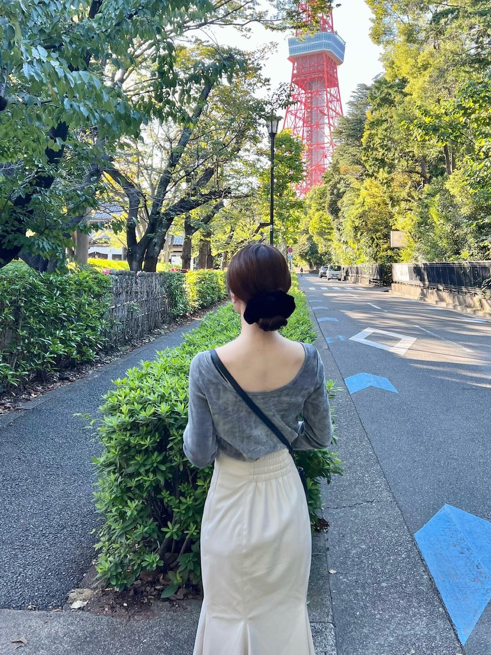 「秋、大人女子、ベロア、秋のコーデ、低身長女子、大人ファッション、オトナ女子、秋コーデ、マーメードスカート」｜「NATURAL BEAUTY BASICの◇ベロアタッチカットソー（Tシャツ/カットソー、グレー系）」を使った、har ( ハル )さん（レディース・153cm）の秋コーディネートの3枚目の写真