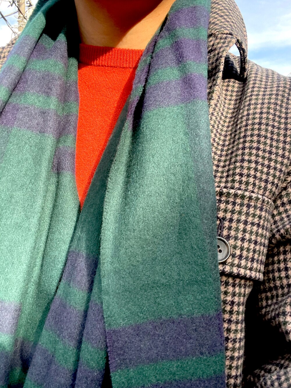 ブラック系のローファー、その他のブルゾン、グリーン系のストール/ショールを着用したメンズの冬コーディネートの2枚目の写真