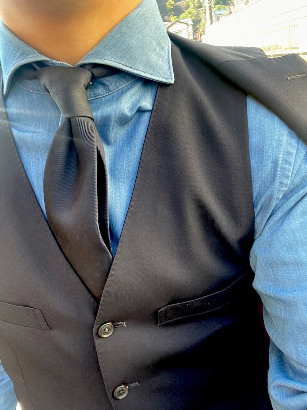 ブルー系のシャツ/ブラウスを着用したメンズの秋コーディネートの2枚目の写真