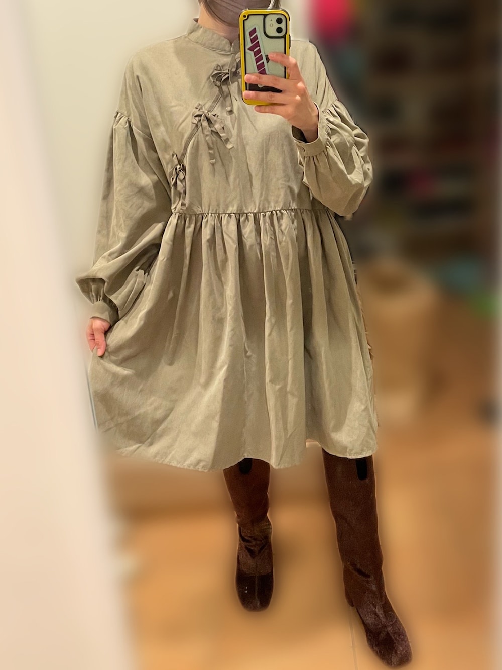 シルバー系のトートバッグ、ブラウン系のブーツ、ブラウン系のワンピースを着用したレディースの秋コーディネートの2枚目の写真