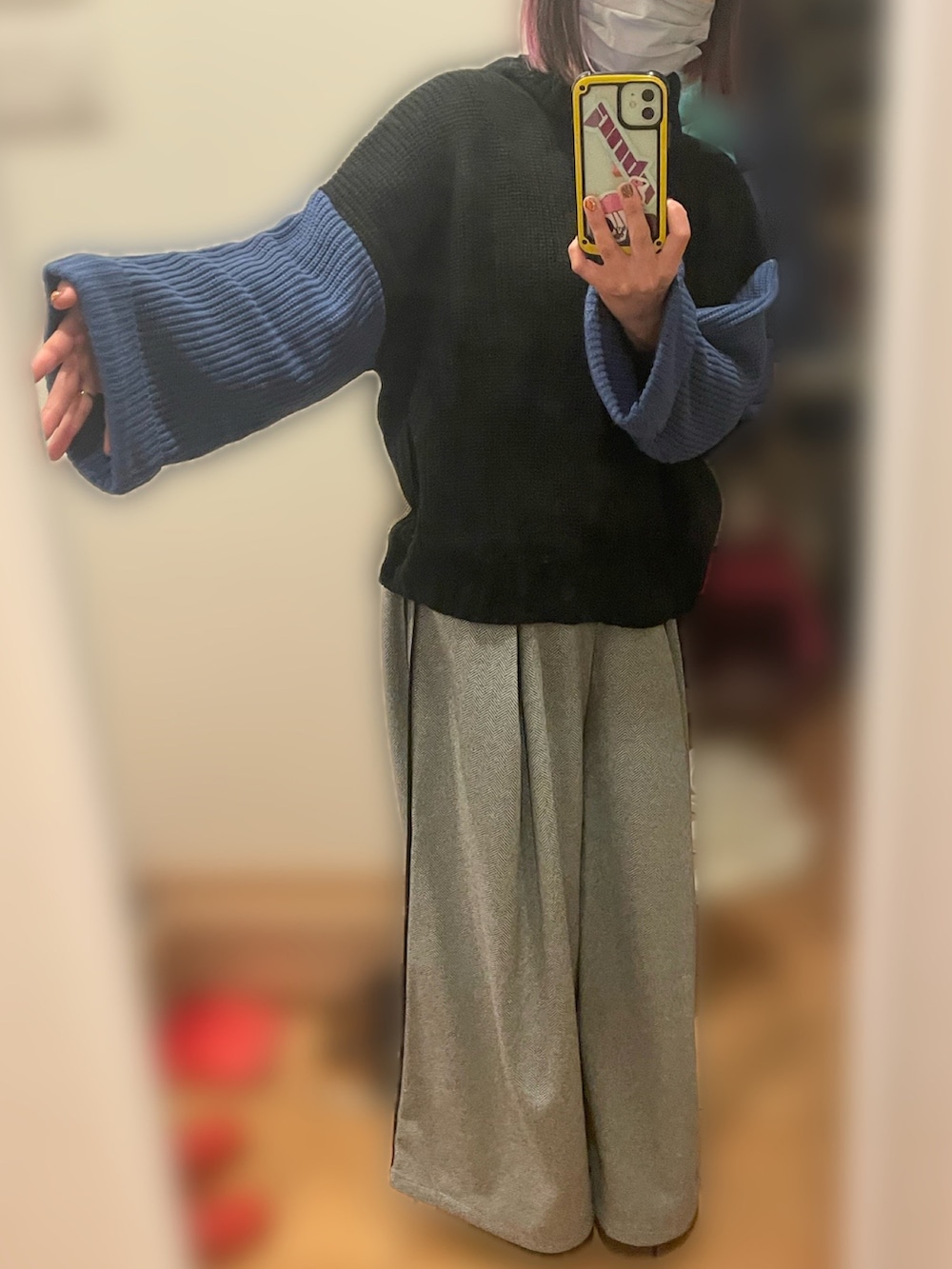 ブラック系のニット/セーター、ブラック系のショルダーバッグ、ブラック系のスラックスを着用したレディースの冬コーディネートの2枚目の写真