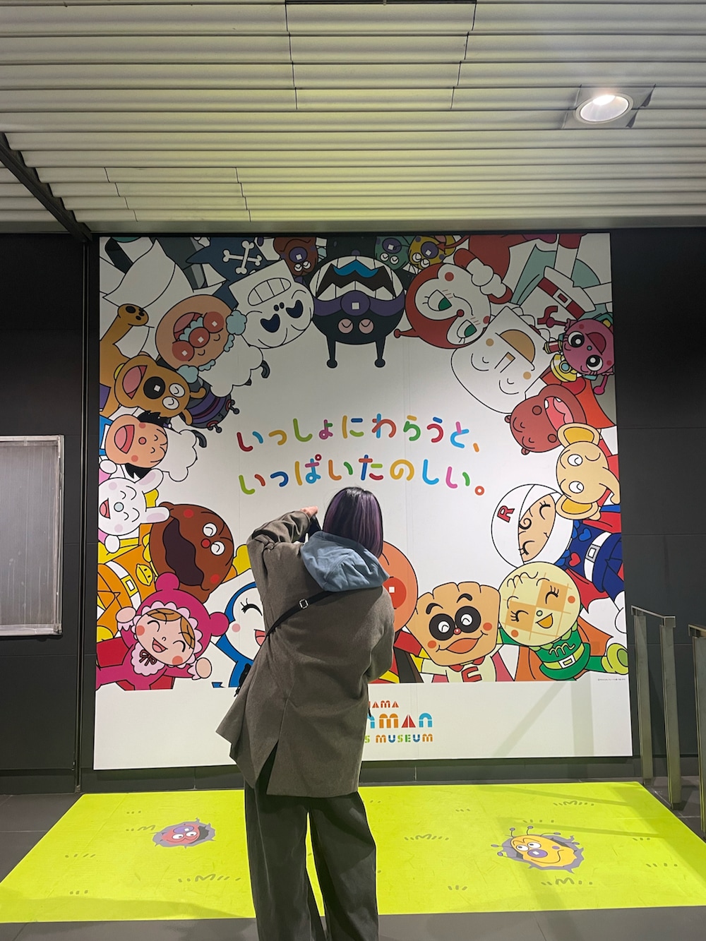 ブラック系のショルダーバッグ、ブラック系のデニムパンツ、ブラウン系のテーラードジャケットを着用したレディースの冬コーディネートの2枚目の写真