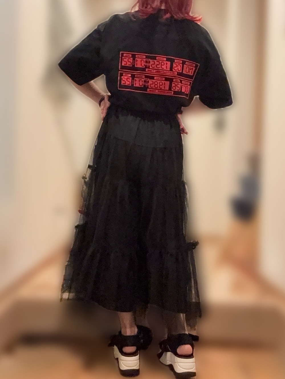 ブラック系のその他パンツ、ブラック系のサンダル、ブラック系のTシャツ/カットソーを着用したレディースの夏コーディネートの2枚目の写真