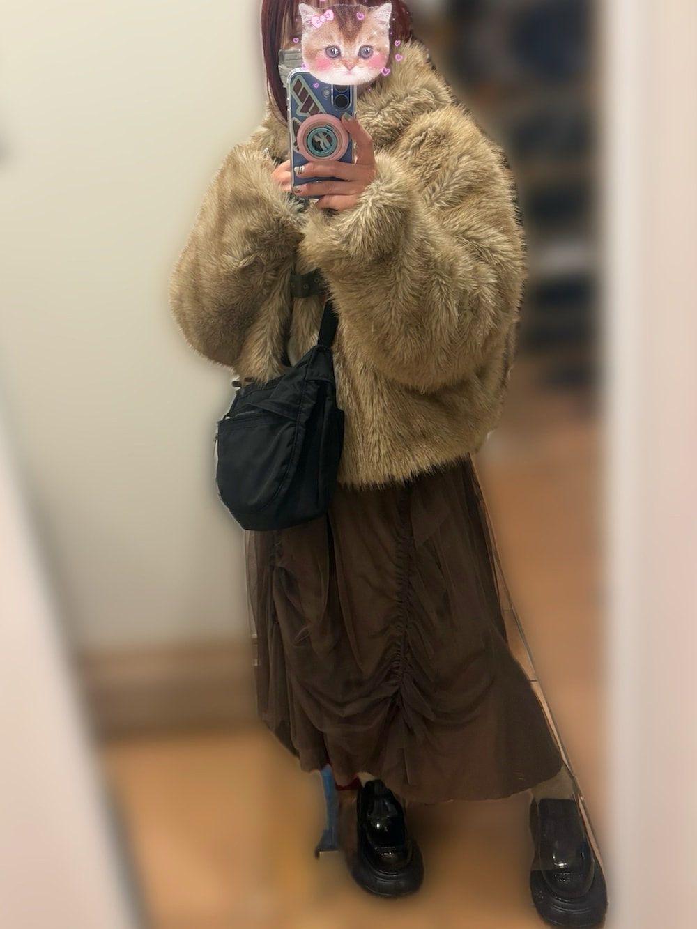 ブラック系のローファー、ブラウン系のスカート、ベージュ系のブルゾンを着用したレディースの冬コーディネートの2枚目の写真