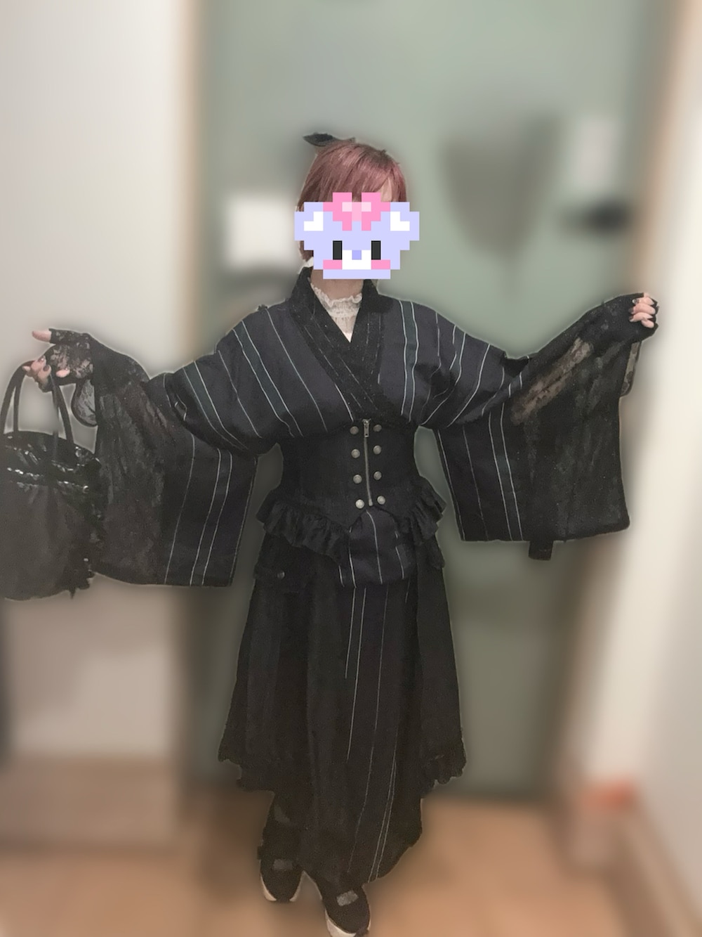 ブラック系のショルダーバッグ、ブラック系のスニーカー、グレー系のシュシュを着用したレディースの秋コーディネートの2枚目の写真