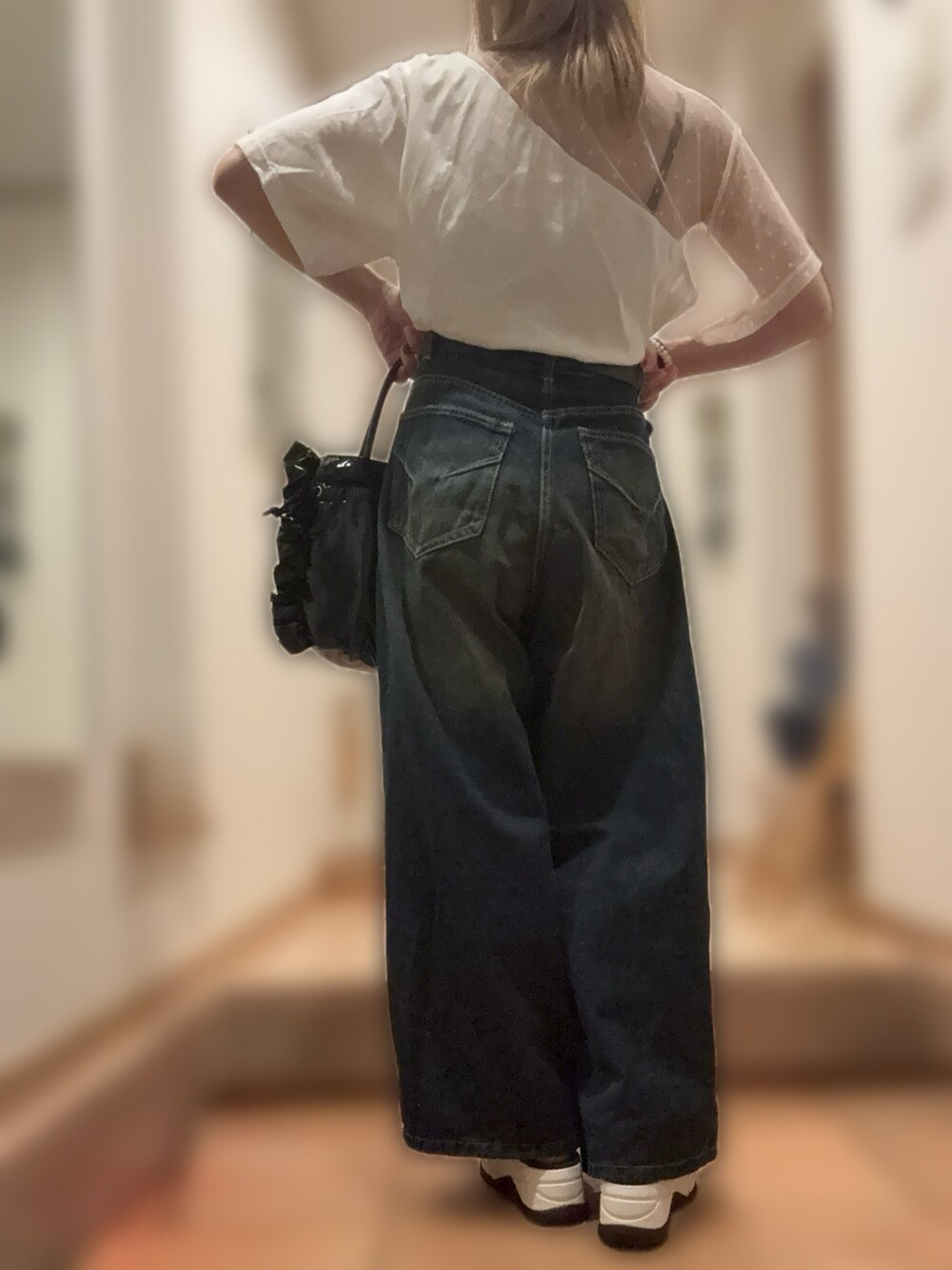 ブルー系のデニムパンツ、ブラック系のショルダーバッグ、ブラック系のサンダルを着用したレディースの夏コーディネートの2枚目の写真