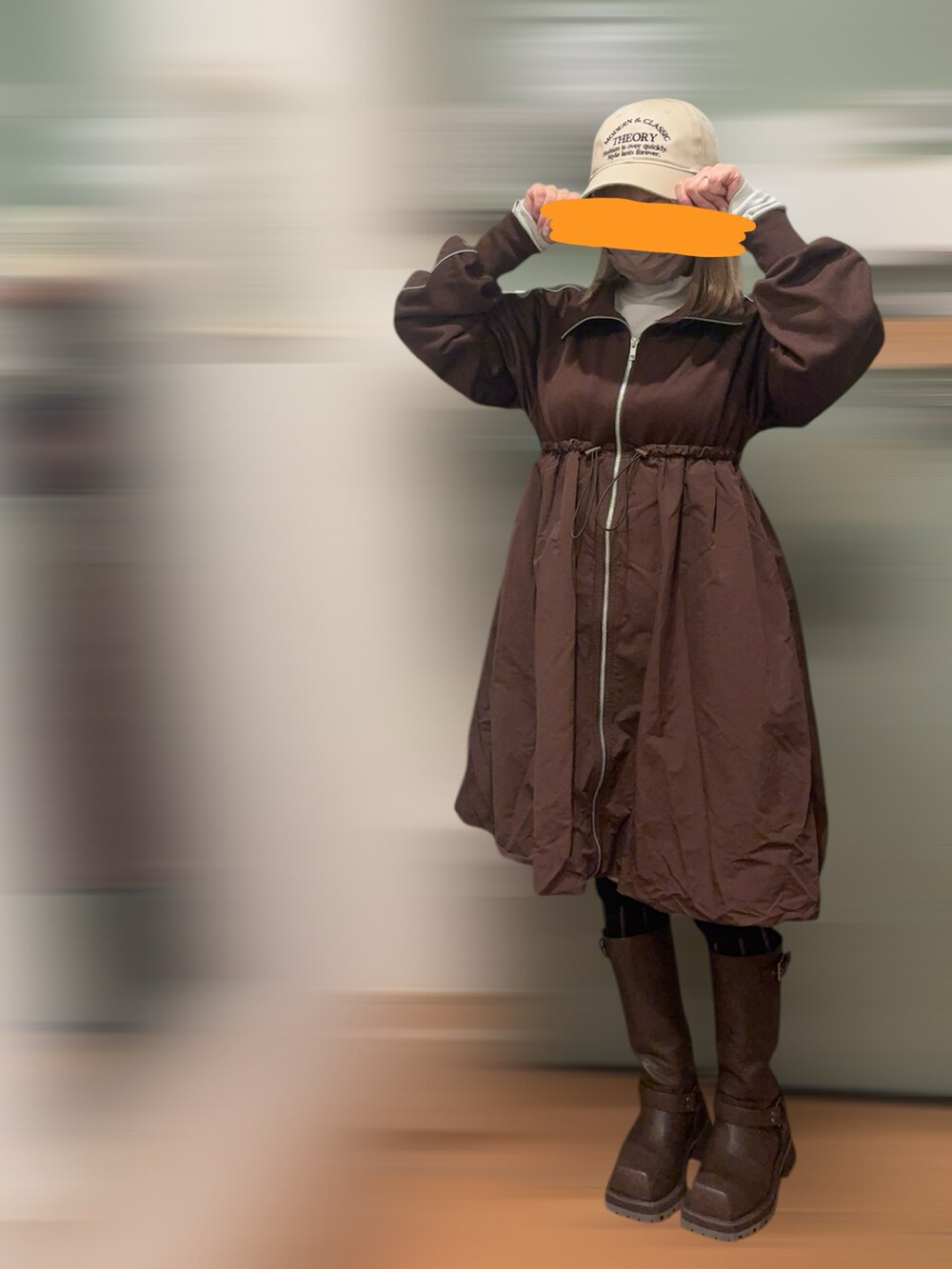 ブラック系のショルダーバッグ、ブラウン系のワンピース、ブラウン系のブーツを着用したレディースの春コーディネートの2枚目の写真