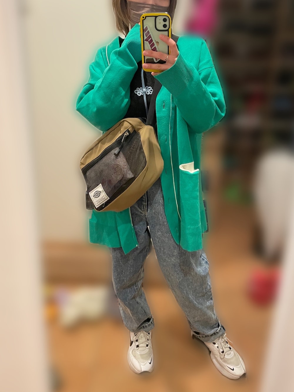 ブルー系のデニムパンツ、ブラック系のシャツ/ブラウス、ホワイト系のスニーカーを着用したレディースの春コーディネートの2枚目の写真