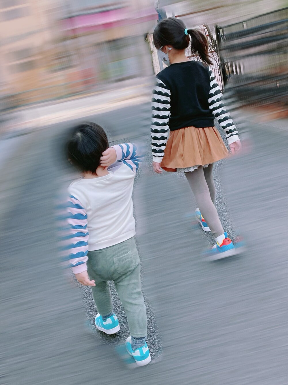 ブルー系のスリッポン、ブラック系のスウェット、ホワイト系のスウェットを着用したレディースの春コーディネートの2枚目の写真