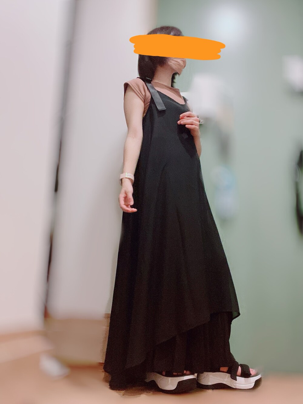 パープル系のその他シューズ、ブラック系のワンピース、ブラウン系のTシャツ/カットソーを着用したレディースの夏コーディネートの2枚目の写真