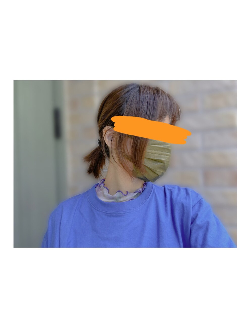 ブラック系のスニーカー、ブラック系のスカート、ブラック系のトートバッグを着用したレディースの秋コーディネートの3枚目の写真