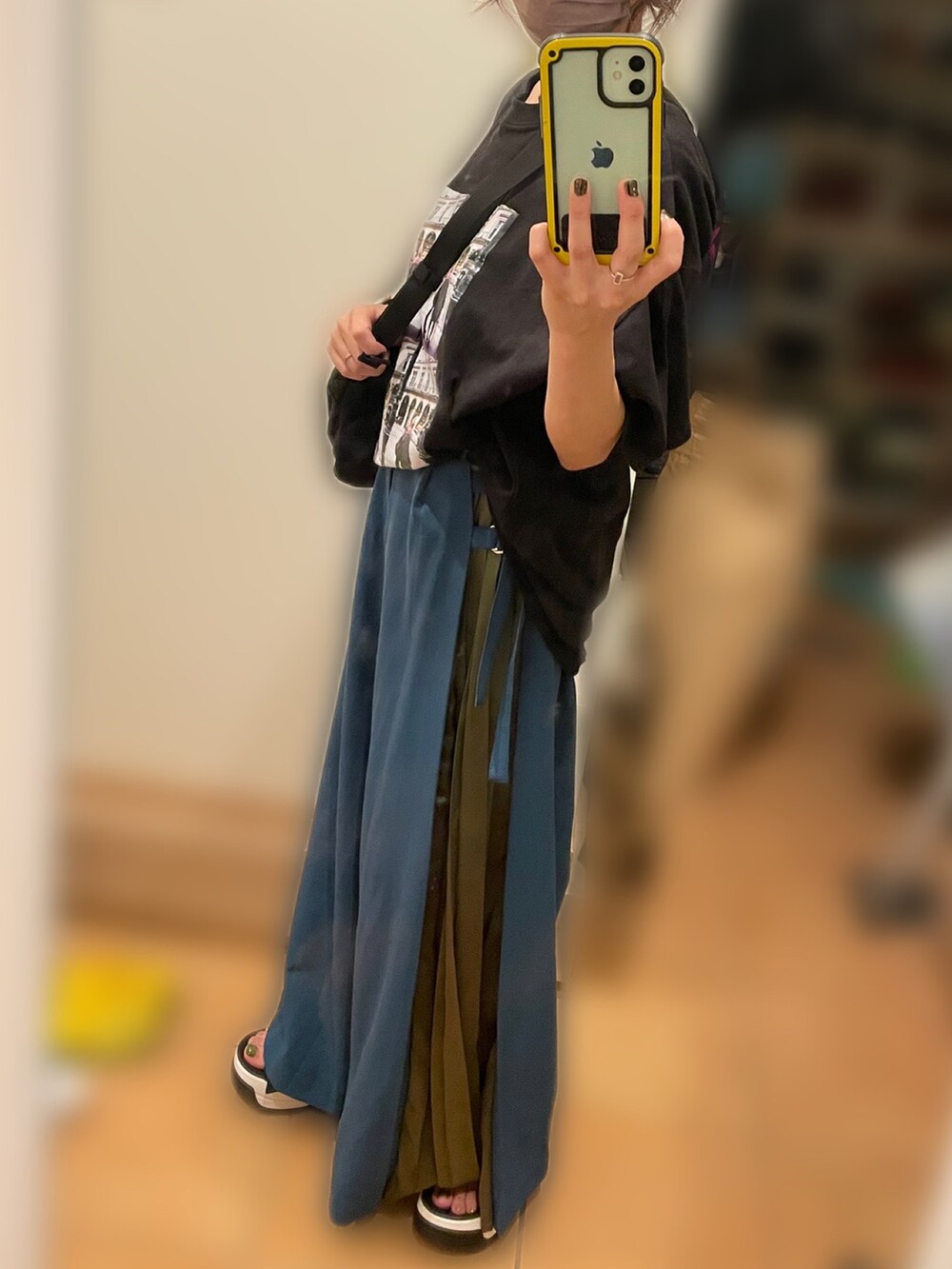 ブルー系のその他パンツ、ブラック系のTシャツ/カットソー、ブラック系のサンダルを着用したレディースの秋コーディネートの2枚目の写真