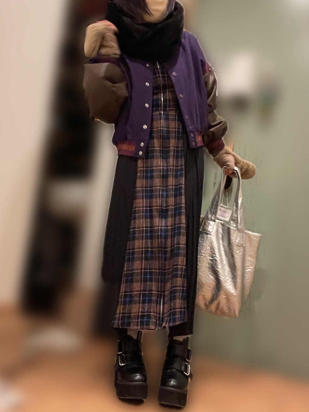 シルバー系のトートバッグ、ブラック系のブーツ、その他のワンピースを着用したレディースの春コーディネートの2枚目の写真