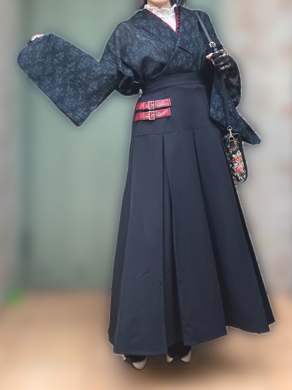 ブラック系のショルダーバッグ、ブラック系のスカート、ホワイト系のタンクトップを着用したレディースの夏コーディネートの2枚目の写真