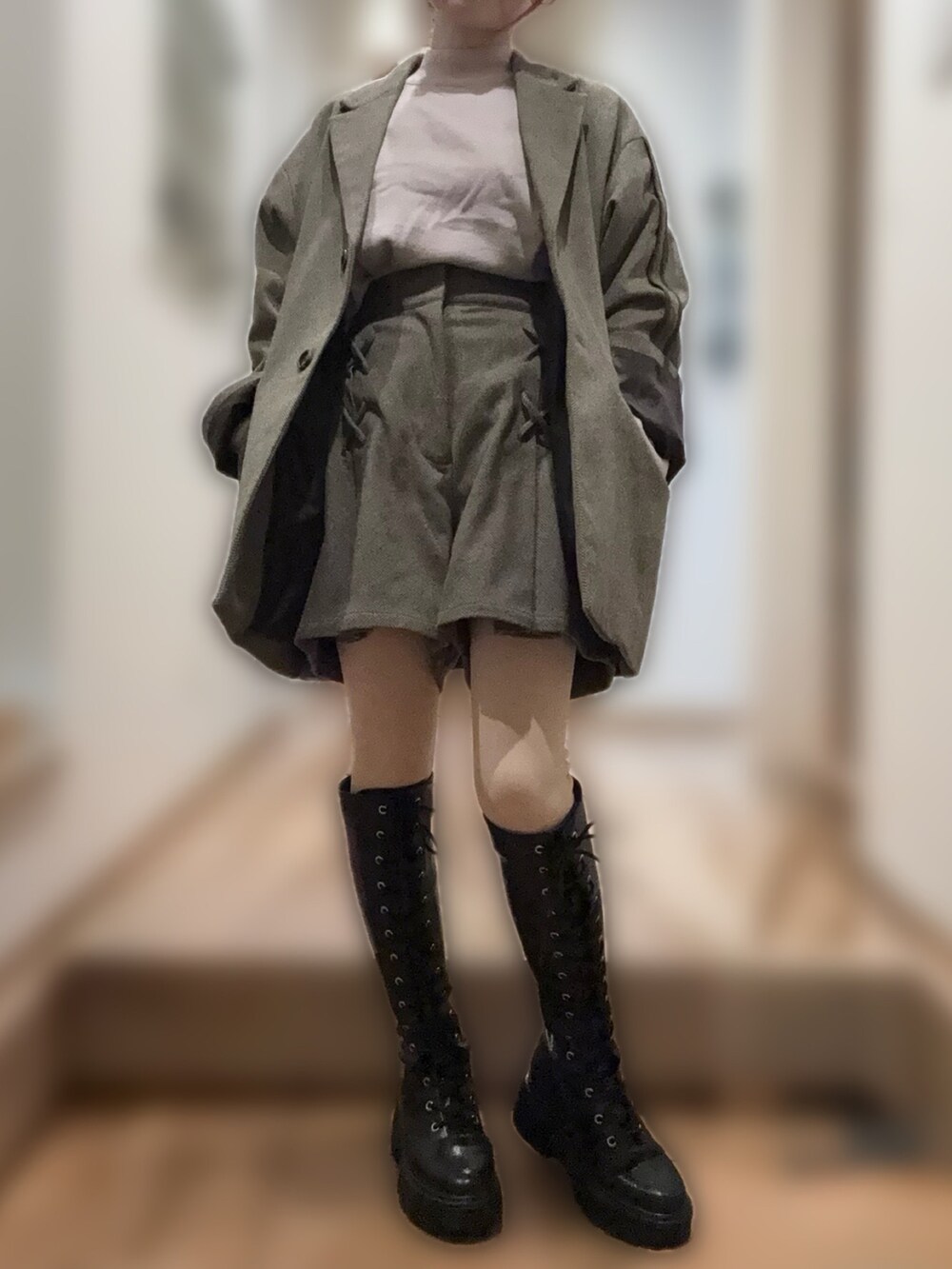 ベージュ系のニット/セーター、ブラウン系のテーラードジャケット、ブラウン系のその他パンツを着用したレディースの秋コーディネートの4枚目の写真