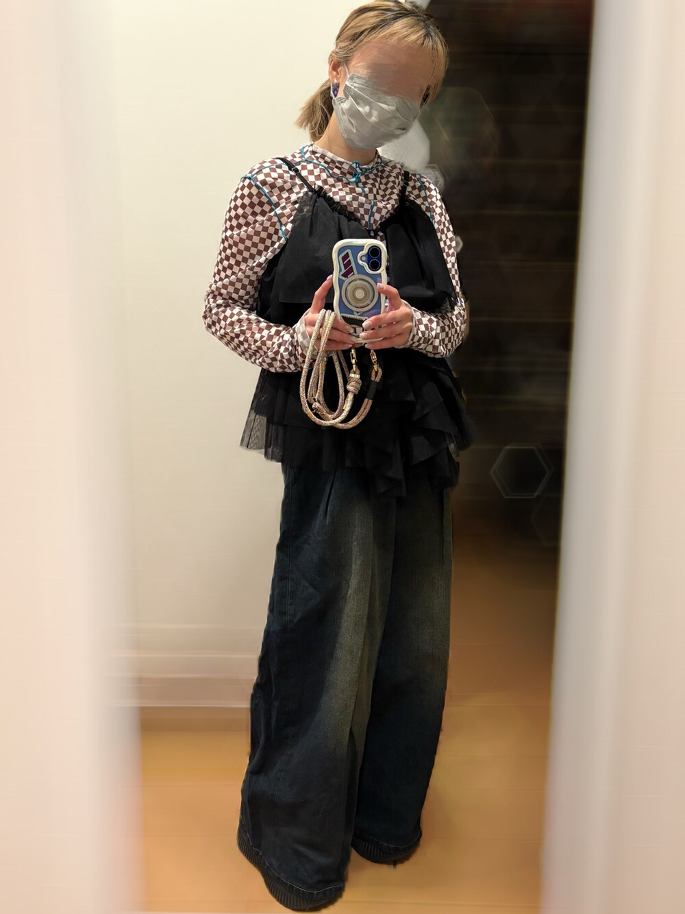 ブラウン系のカーディガン/ボレロ、ブラック系のベスト、ブラウン系のTシャツ/カットソーを着用したレディースの春コーディネートの2枚目の写真