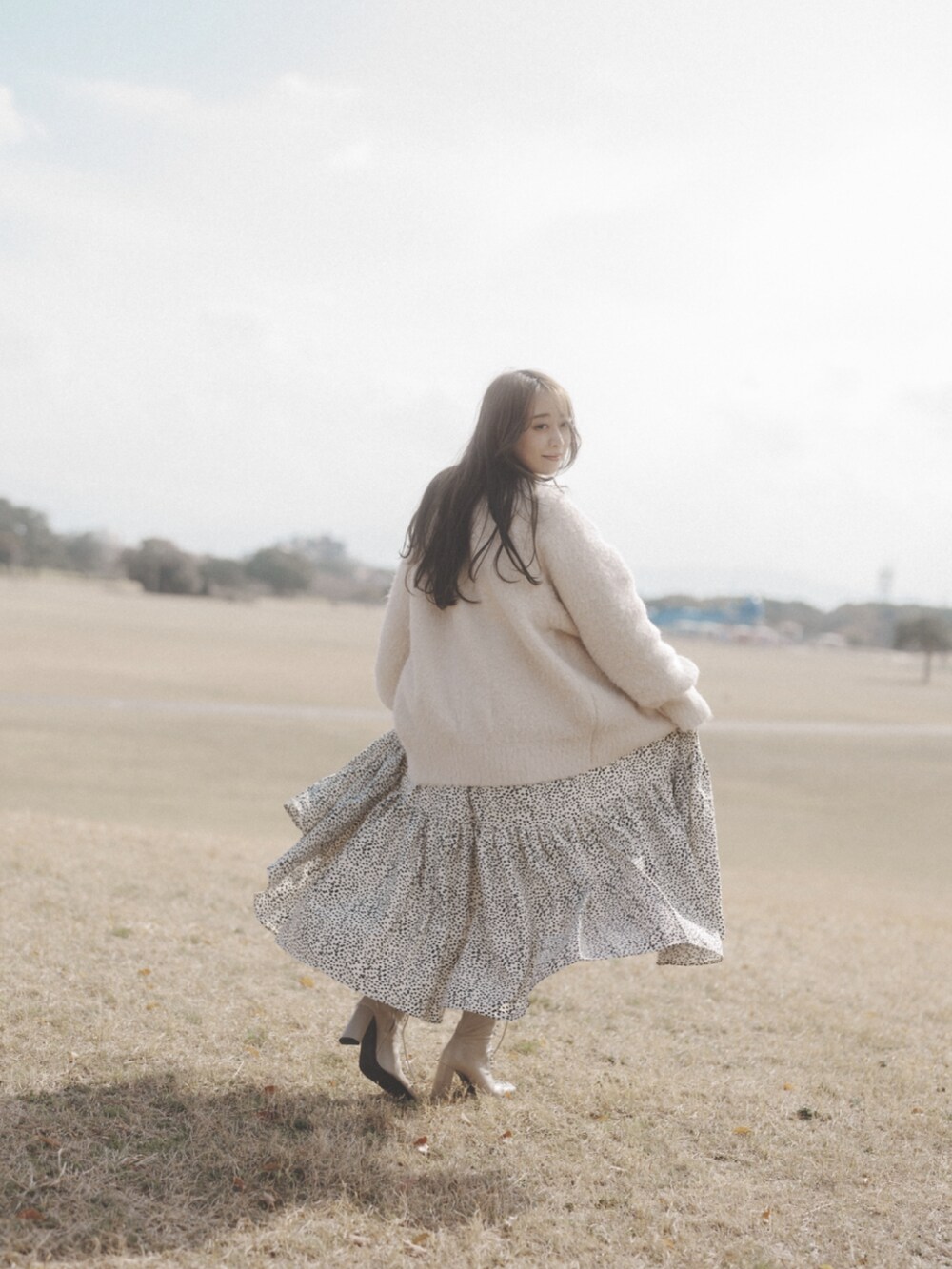 ホワイト系のワンピース、ホワイト系のカーディガン/ボレロを着用したレディースの春コーディネートの2枚目の写真