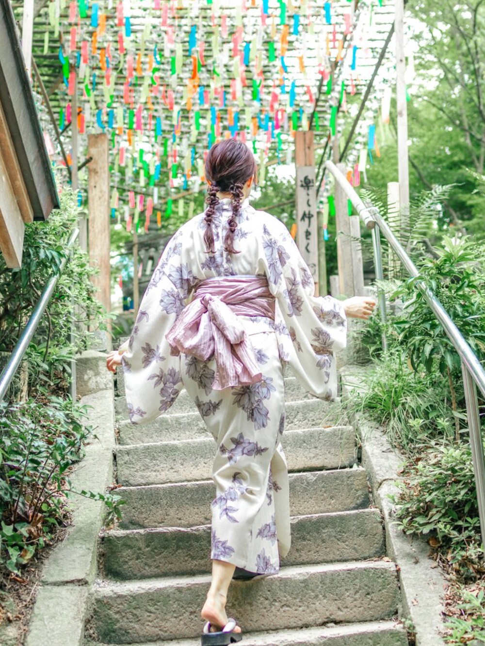 ホワイト系の浴衣を着用したレディースの夏コーディネートの2枚目の写真