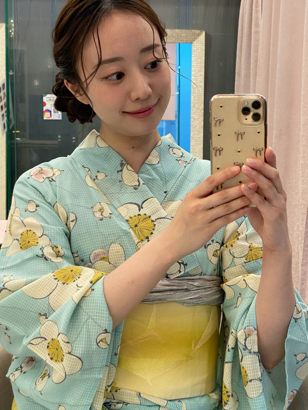 ブルー系の浴衣を着用したレディースの夏コーディネートの2枚目の写真