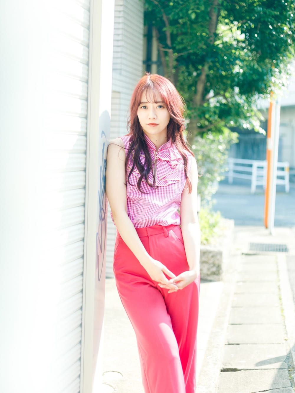 ピンク系のトップス、ピンク系のその他パンツを着用したレディースの夏コーディネートの2枚目の写真